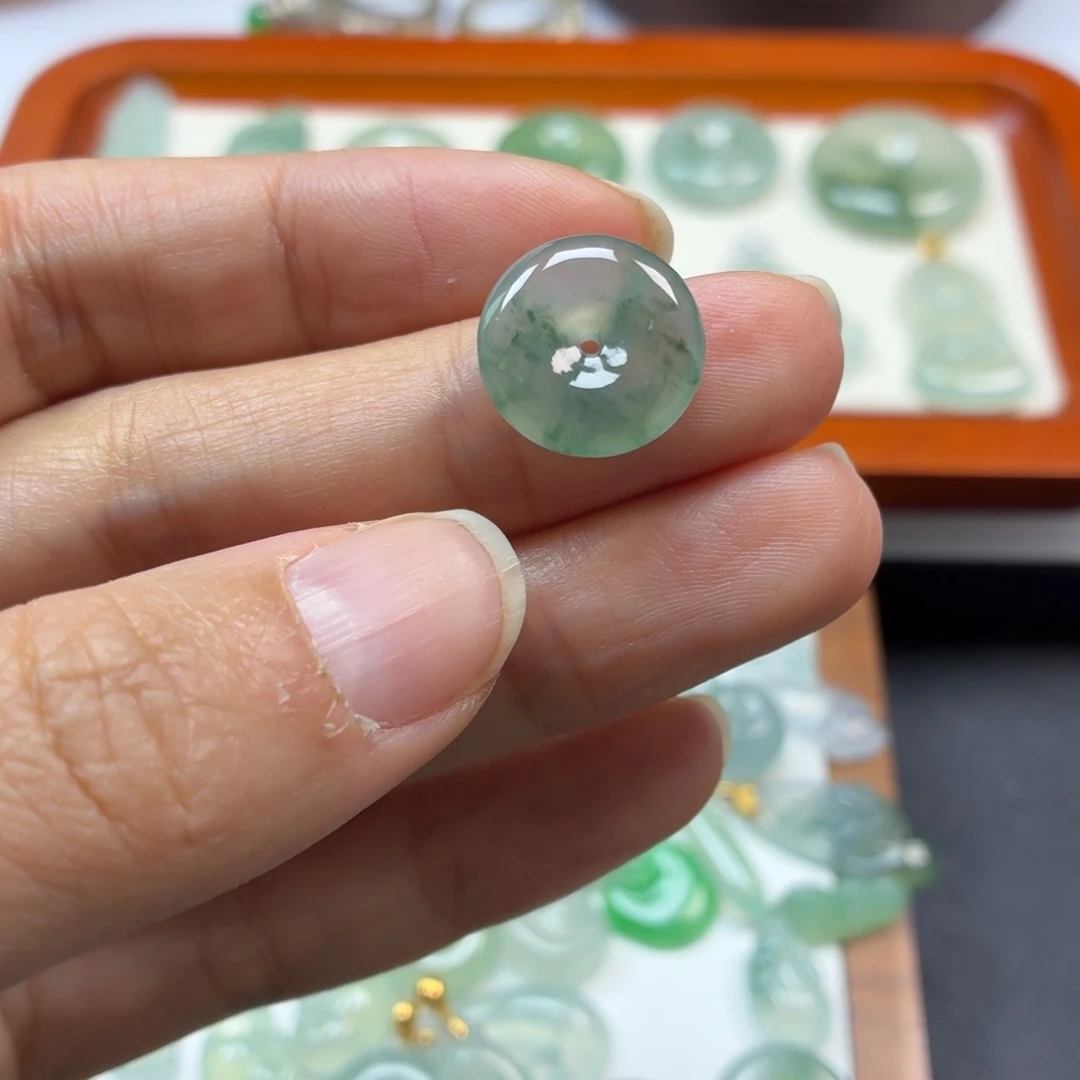 翡翠未镶嵌颈饰平安扣