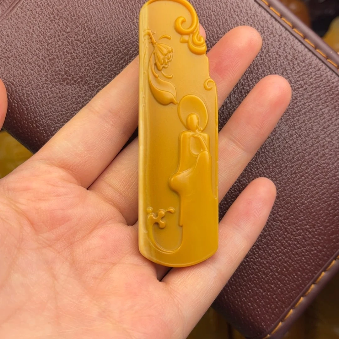 石英质玉吊坠未镶嵌查**人