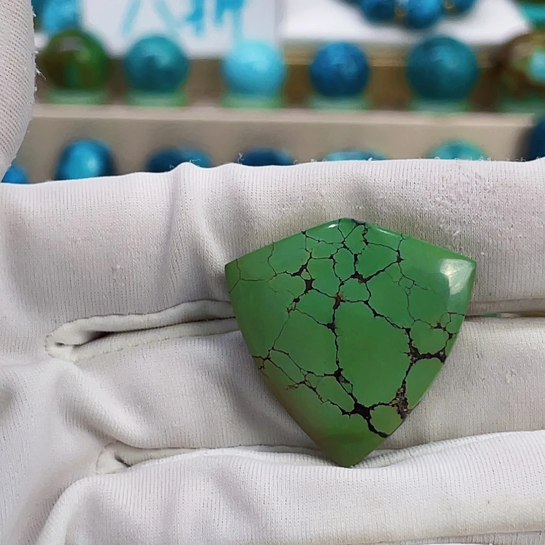 绿松石未镶嵌颈饰