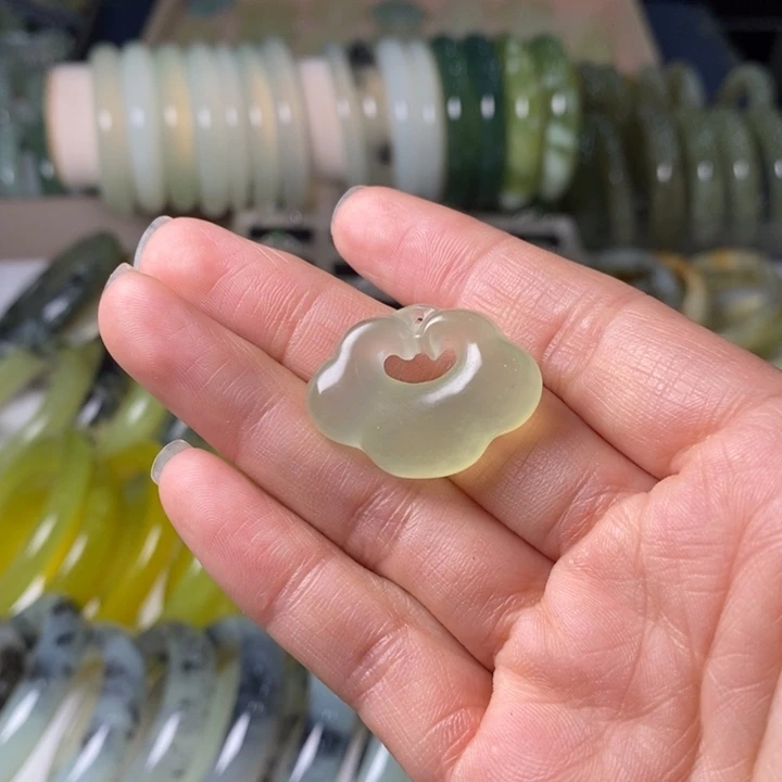 蛇纹石玉颈饰未镶嵌