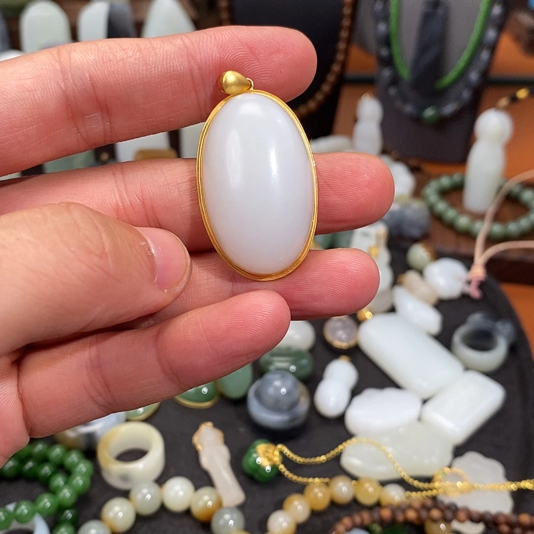 和田玉18K金镶嵌颈饰