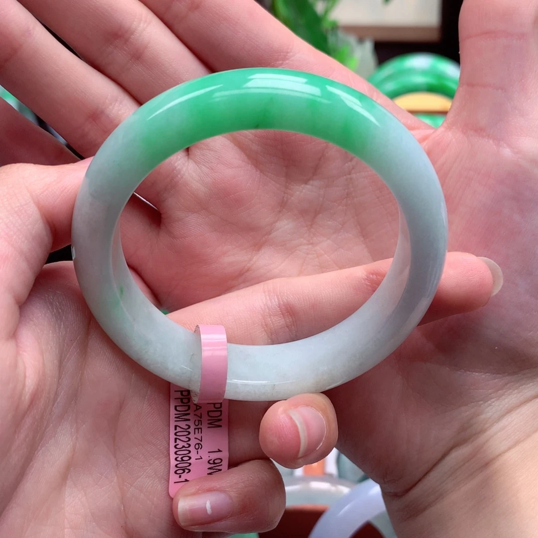 翡翠手镯未镶嵌孙**呀翡翠