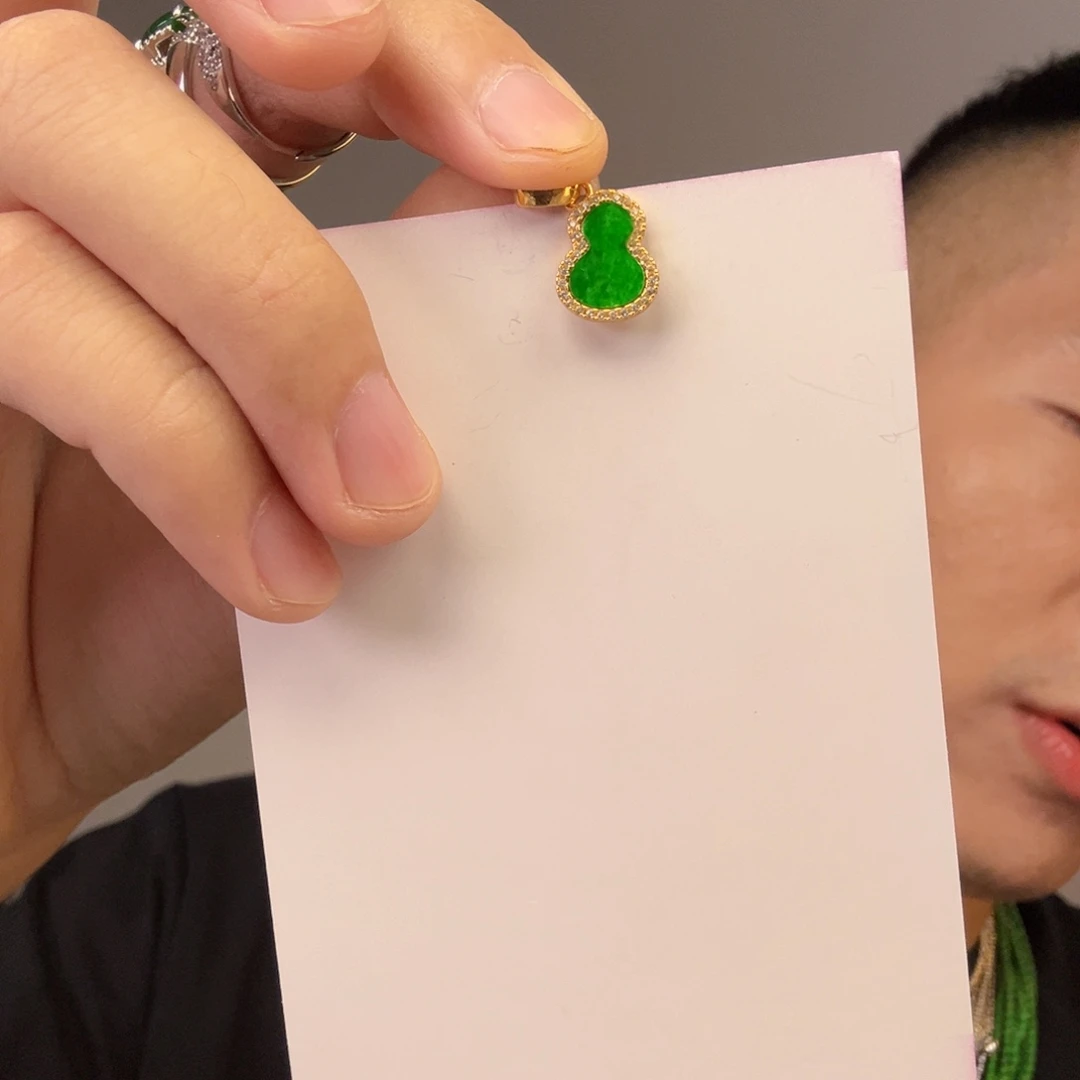 翡翠未镶嵌挂件一件