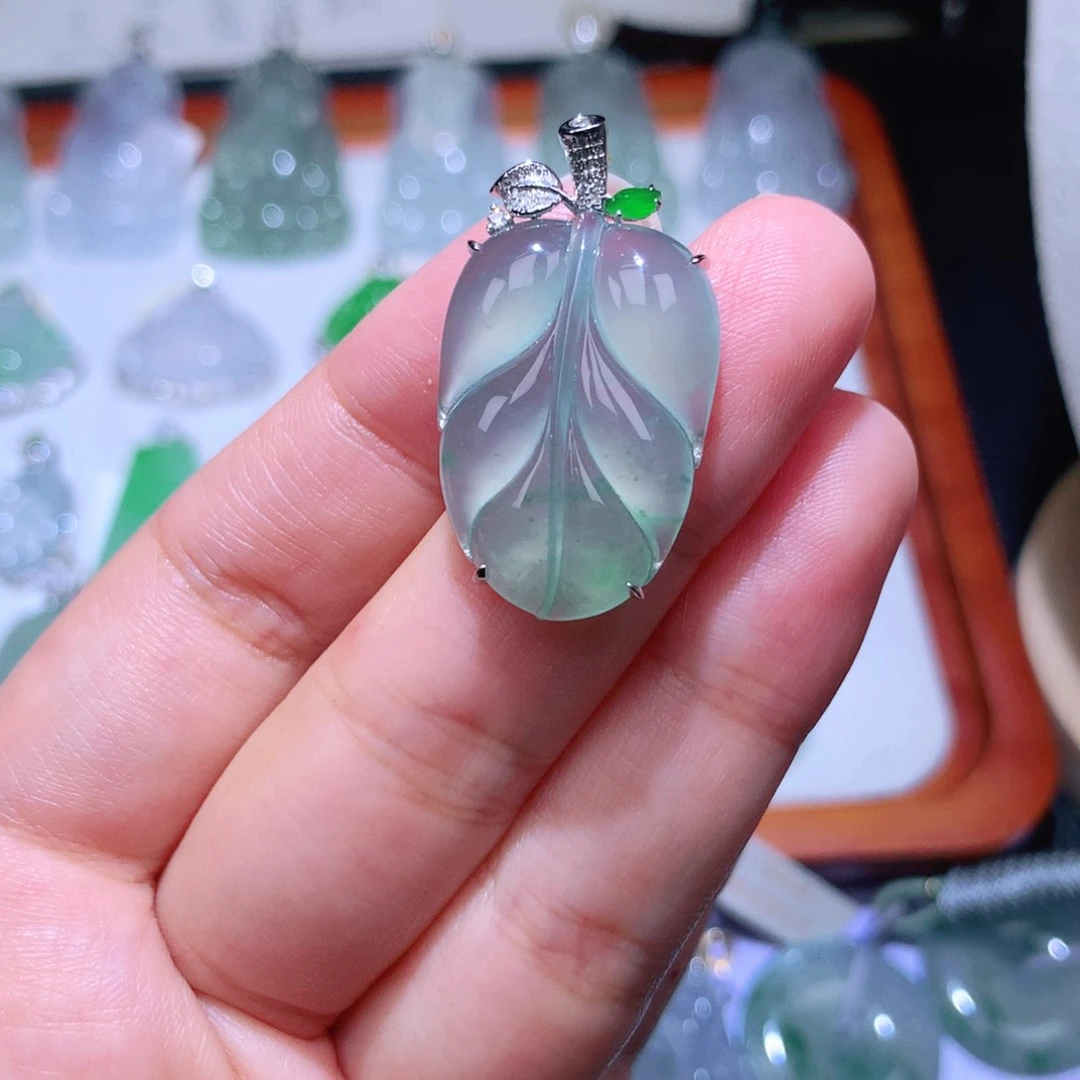 颈饰18K金镶嵌翡翠叶子