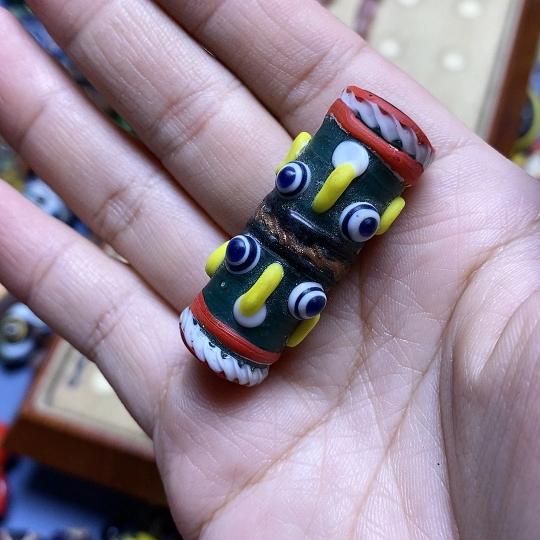 琉璃颈饰双头娃一个