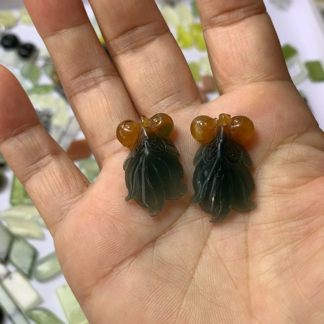 椰****银S925镶嵌蛇纹石玉耳环随机发一个