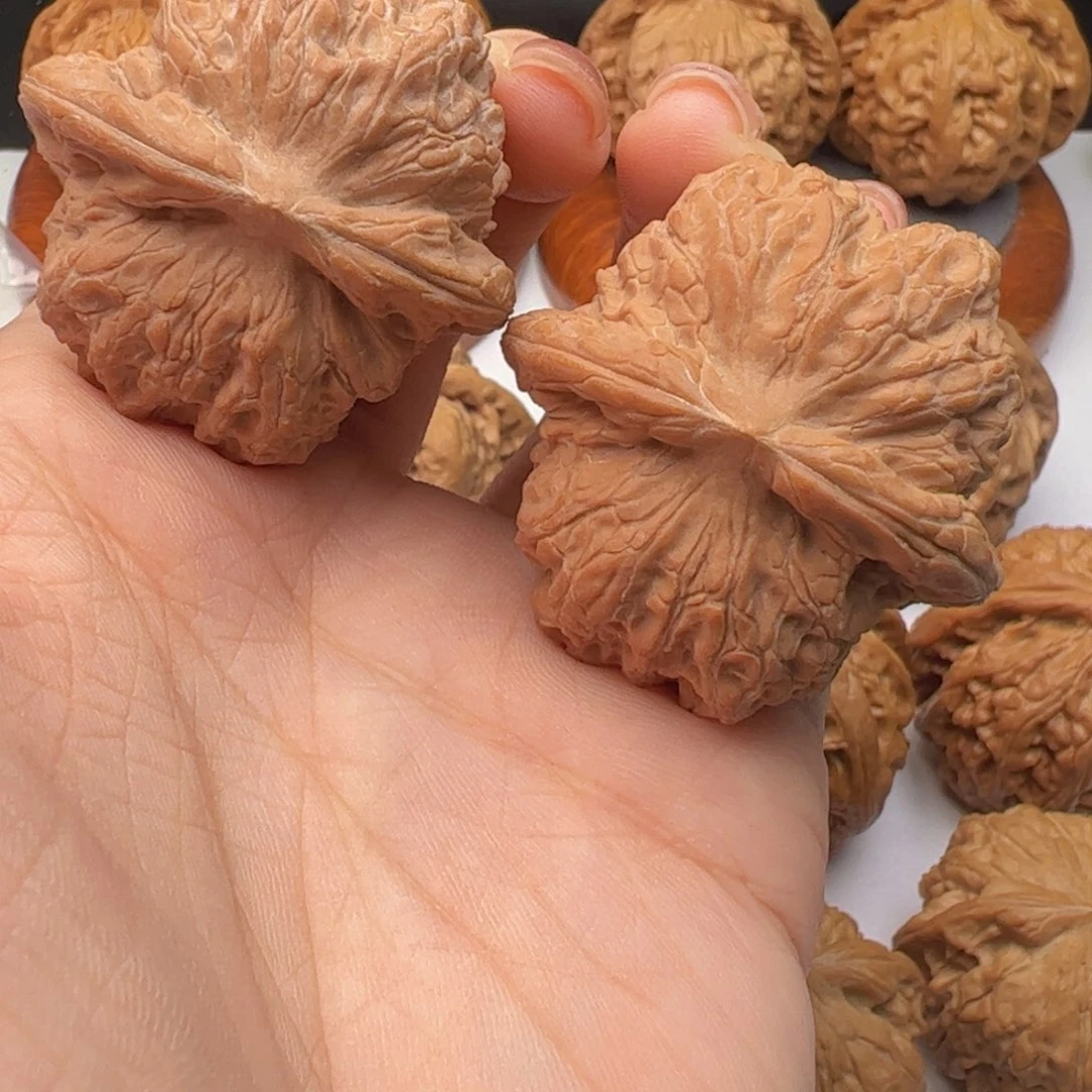 文玩核桃吊坠血麒麟40全品
