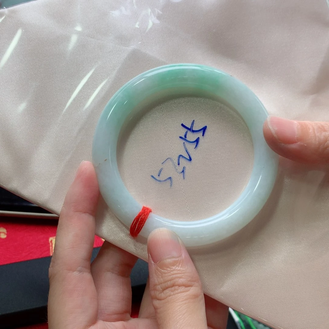 翡翠手镯未镶嵌翡翠