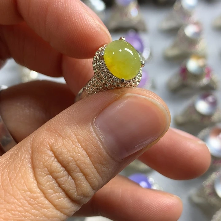 翡翠未镶嵌戒指铜托，卖裸石，需要二次镶嵌