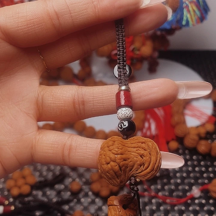 木质类龙纹桃枭挂件