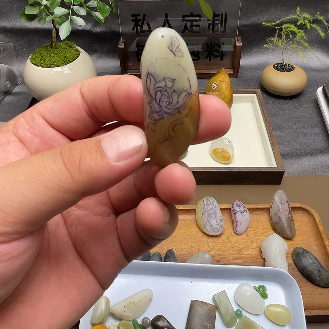 定制和田玉未镶嵌荷花蝴蝶雕刻