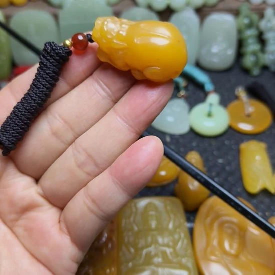 石英质玉（黄龙玉）未镶嵌颈饰