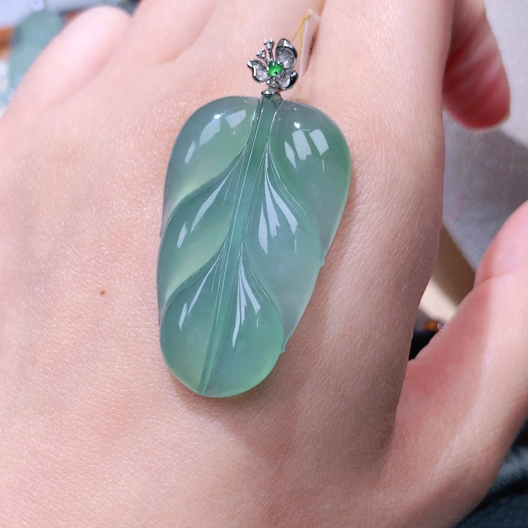 颈饰18K金镶嵌翡翠叶子