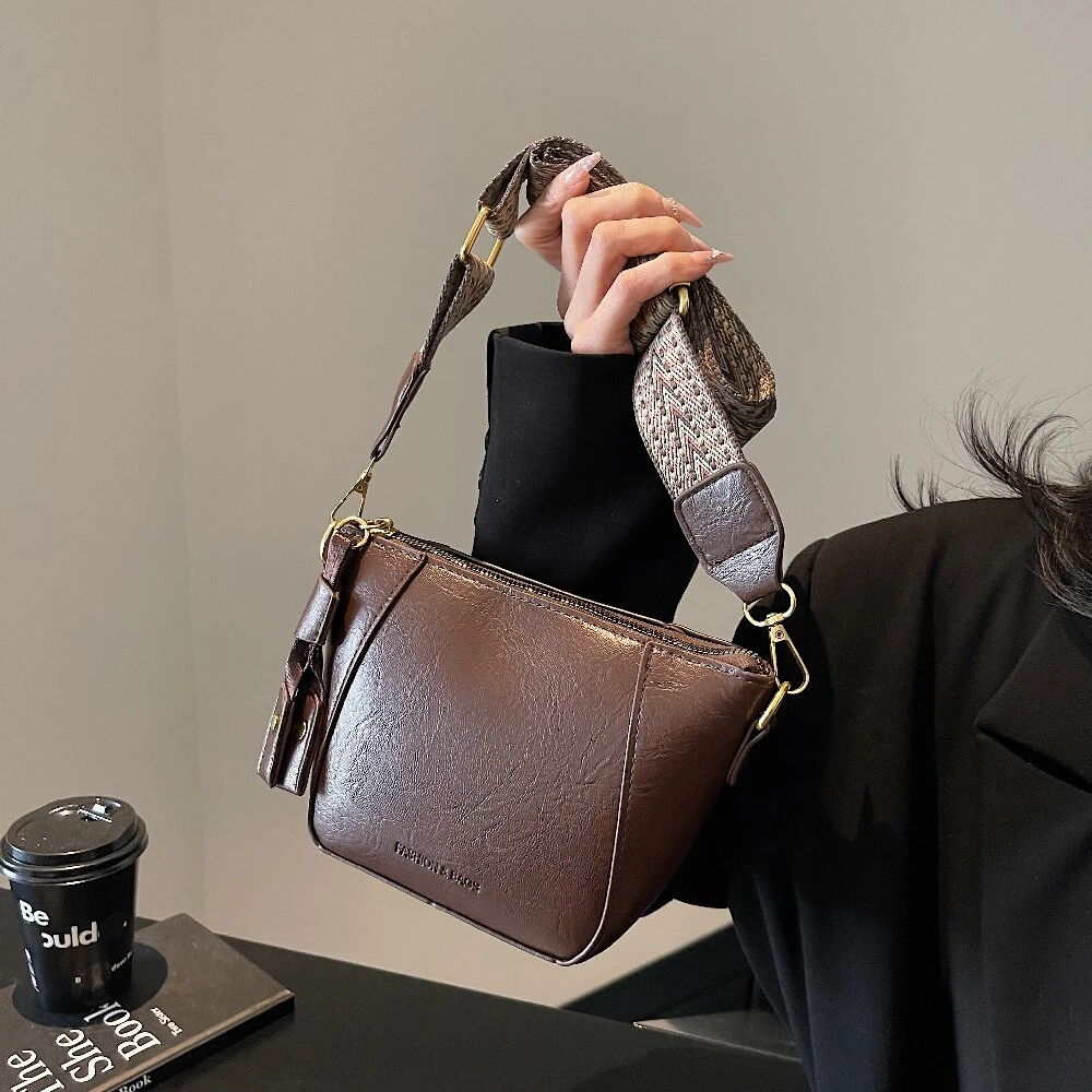 爆款包包2025防盗单肩字母斜挎包饺子包肩包小包包韩版休闲in复古