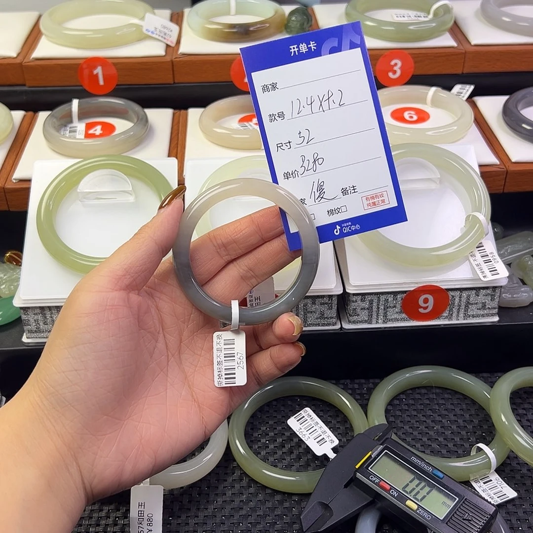 傻****和田玉未镶嵌手镯