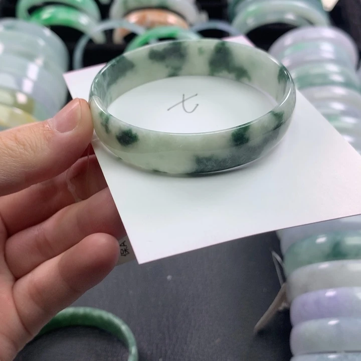 翡翠未镶嵌手镯公主