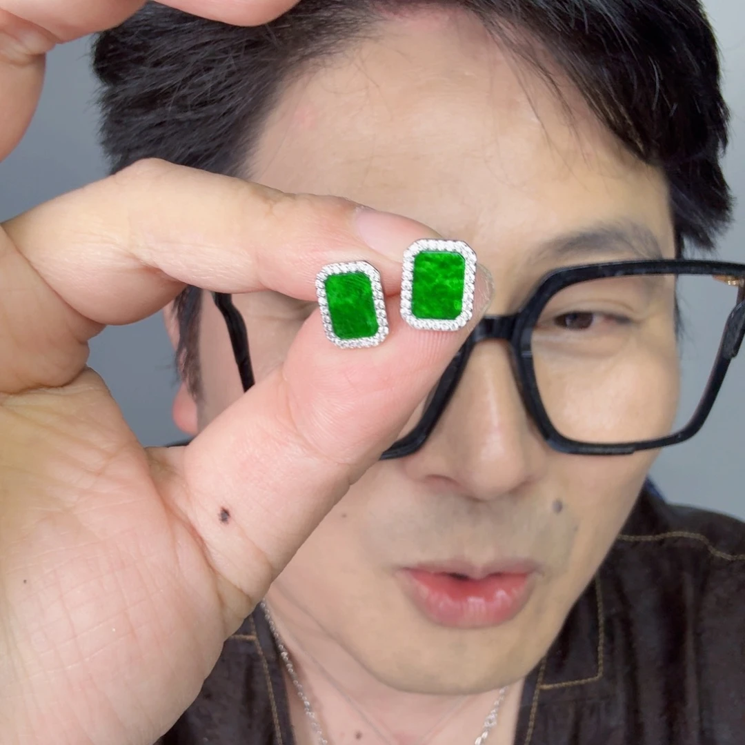 翡翠未镶嵌颈饰一对