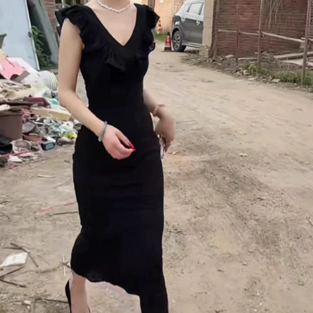 炸街新款气质V领荷叶边无袖收腰小黑裙