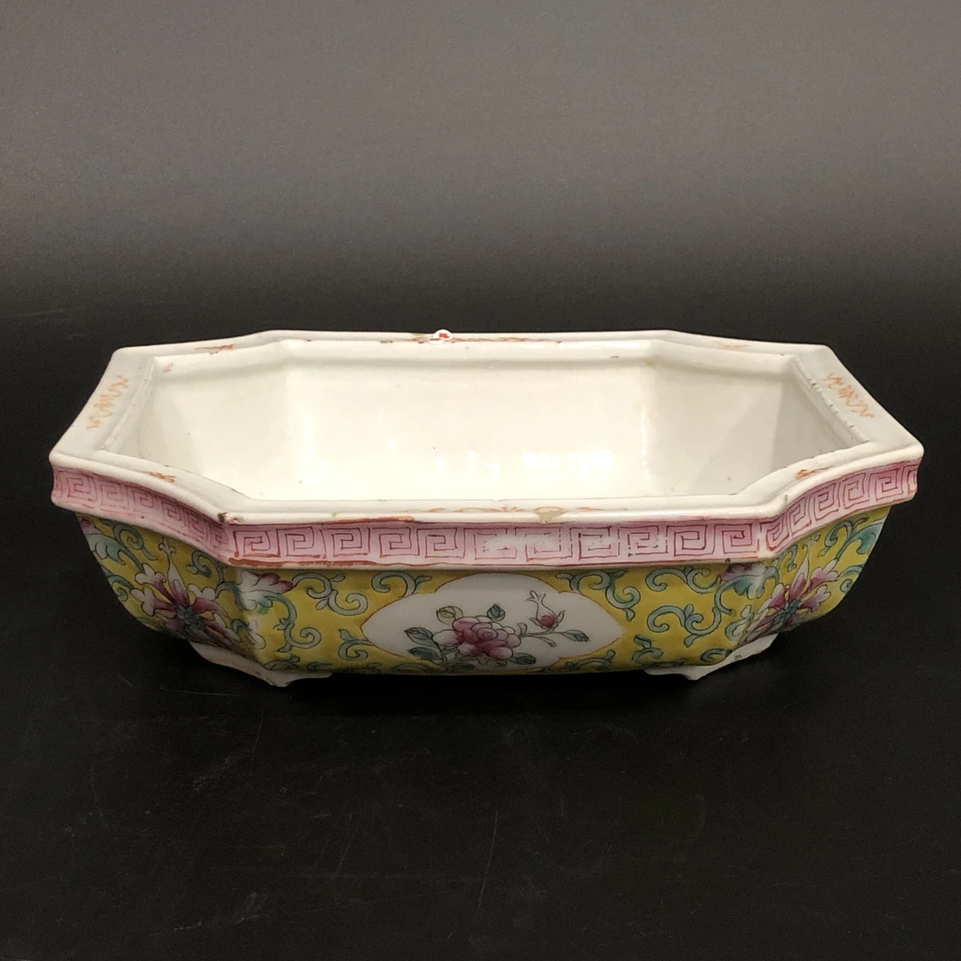 25110129 民国黄地粉彩开窗花卉纹水仙盆 长20.7cm*17.3cm