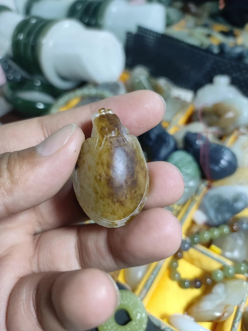新疆和田玉秋梨色龙龟把件精美挂件