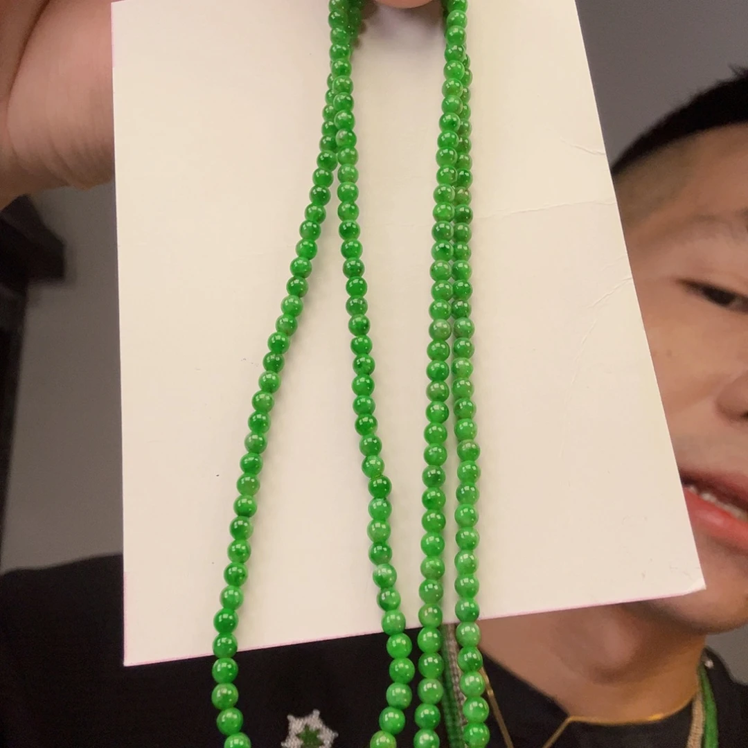 翡翠未镶嵌颈饰一件