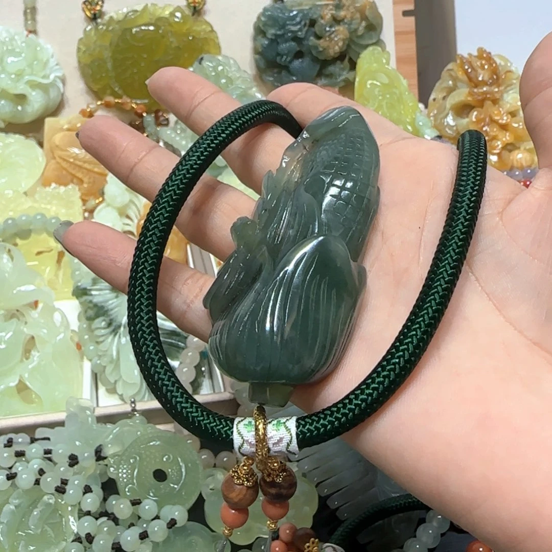 未镶嵌蛇纹石玉吊坠玉*