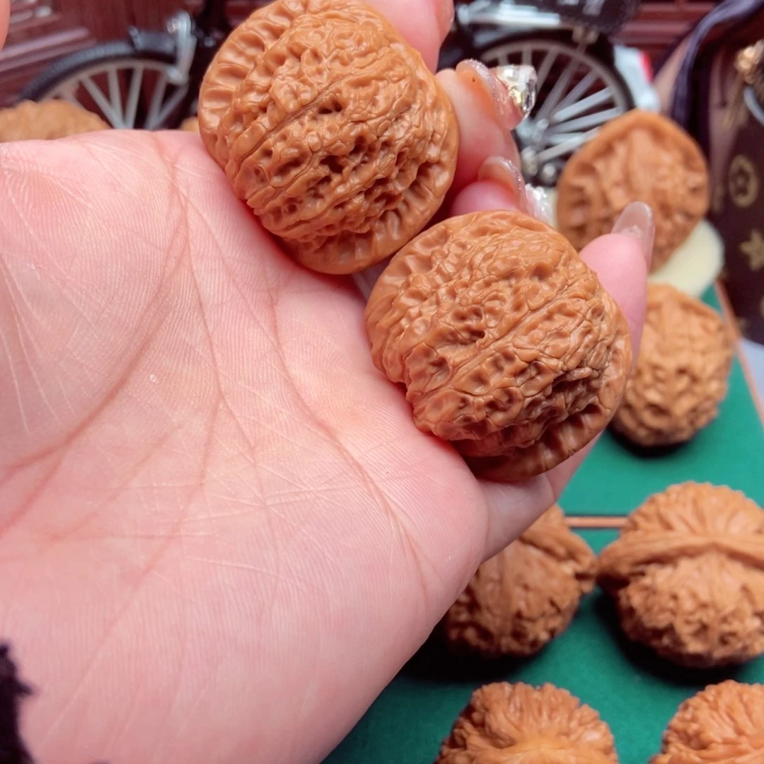 文玩核桃吊坠血麒麟38