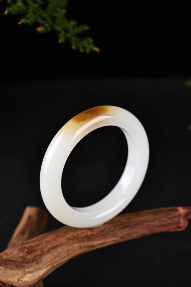 天然和田玉羊脂白老糖色玉镯收藏品