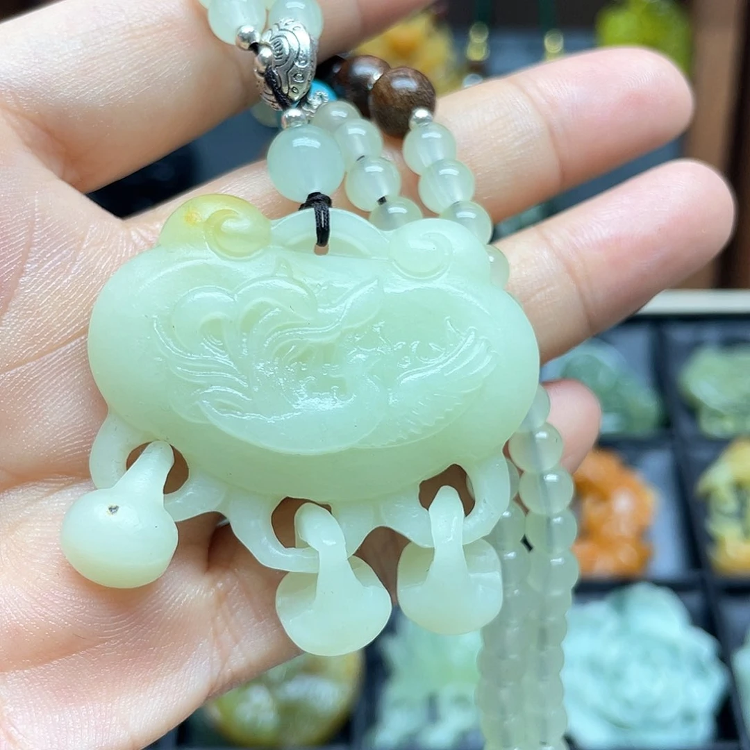 蛇纹石玉未镶嵌颈饰