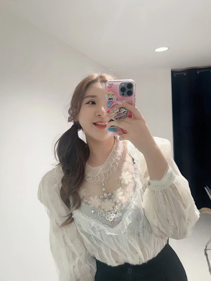 ONNA东大门高档手工蕾丝小衫