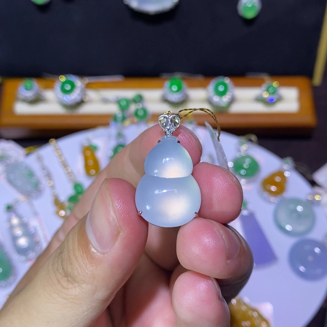 【闪购商品】颈饰18K金镶嵌翡翠