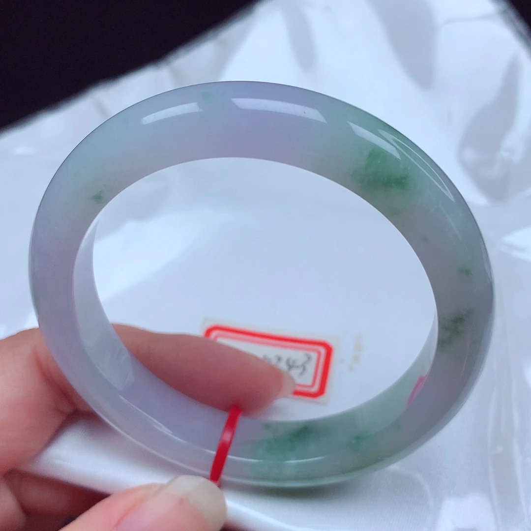 翡翠手镯未镶嵌飘花