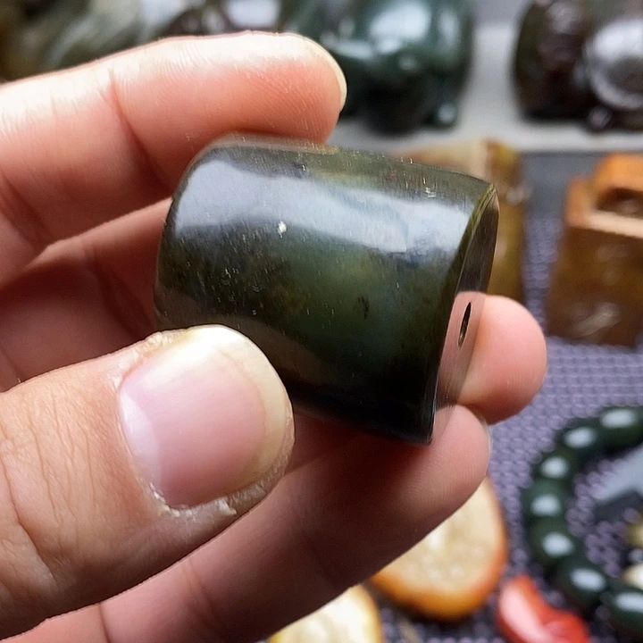 未镶嵌蛇纹石玉颈饰