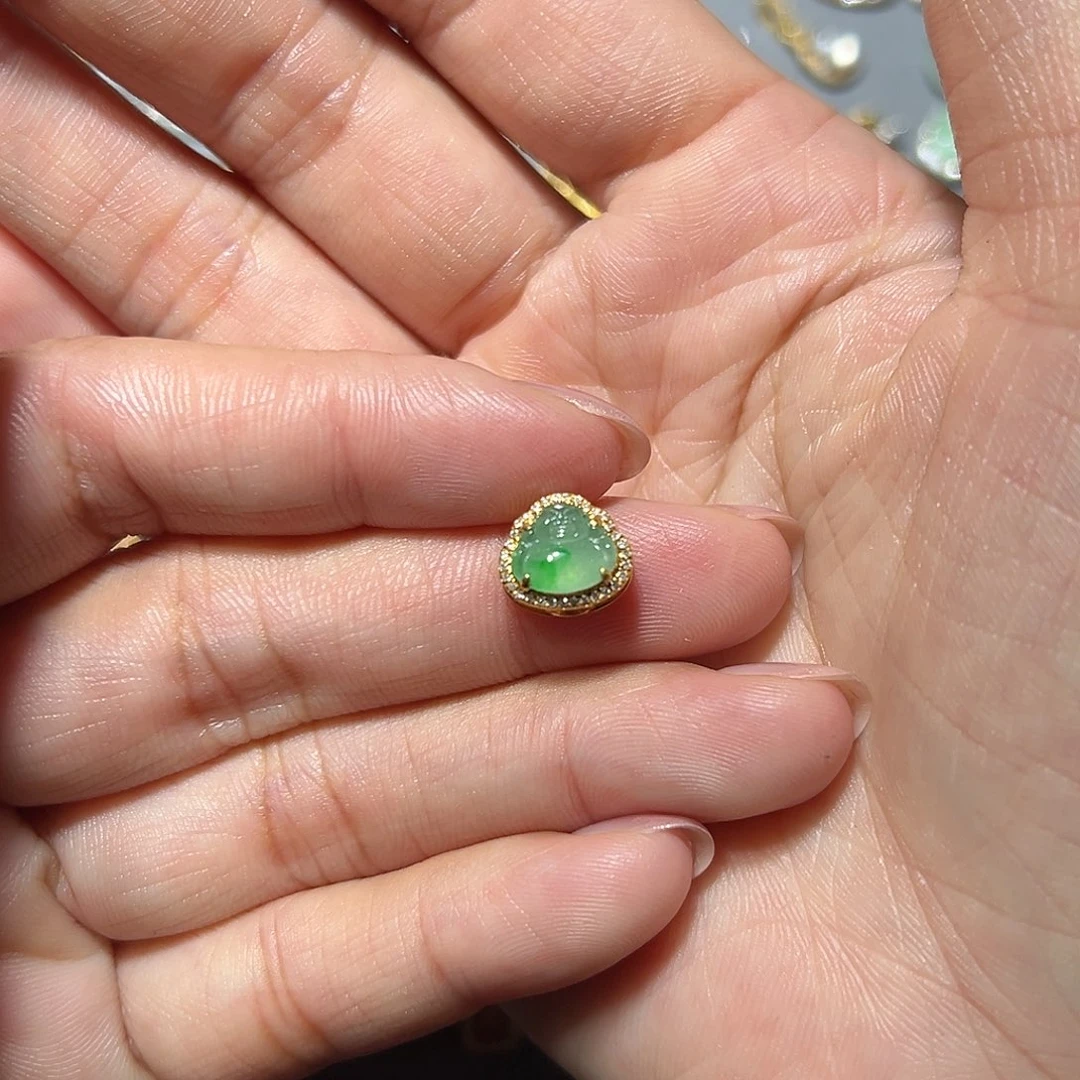 翡翠18K金镶嵌颈饰