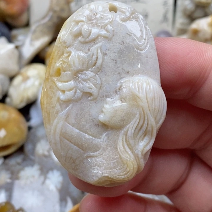 颈饰未镶嵌硅化珊瑚（珊瑚玉）