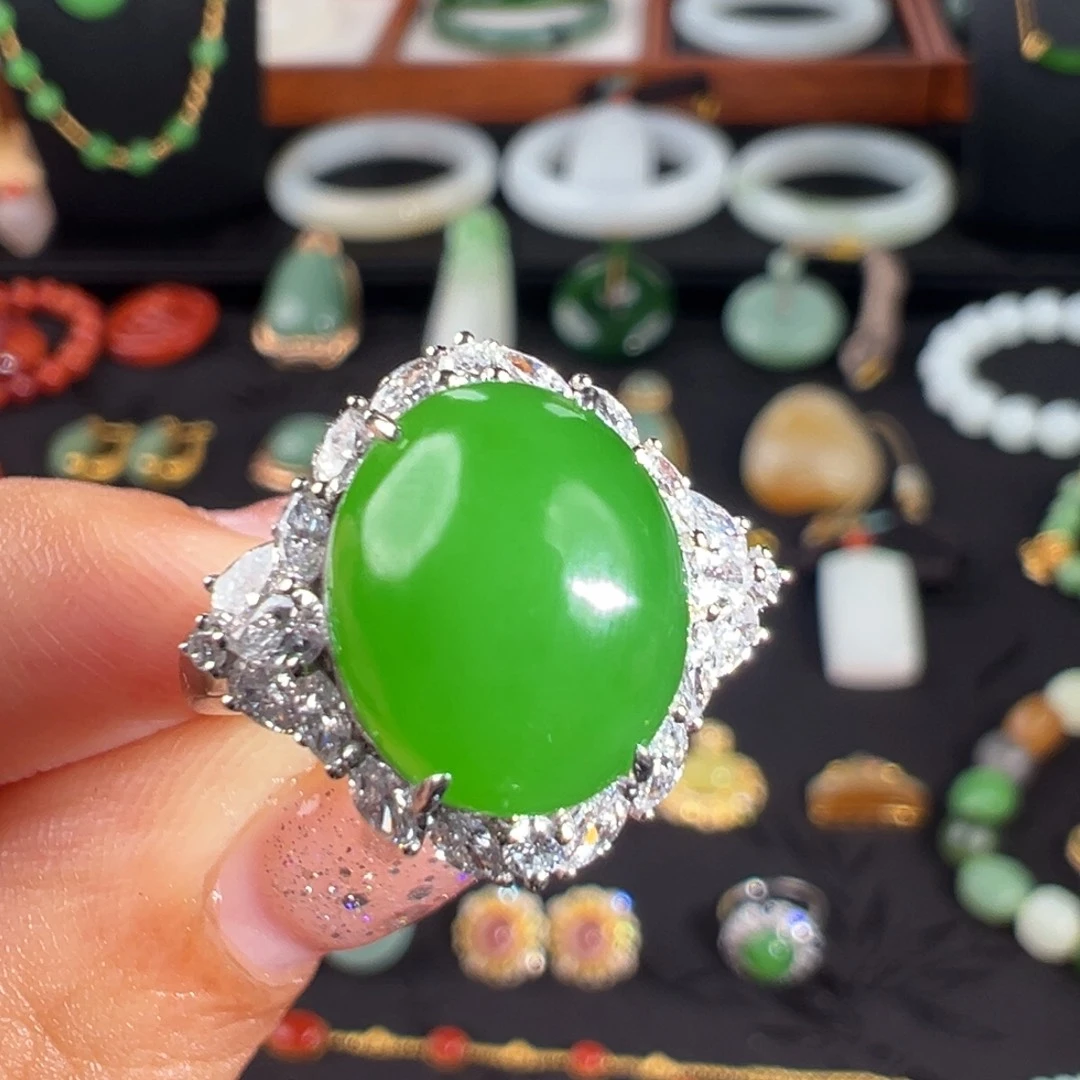 和田玉18K金镶嵌戒指果绿高色蛋面戒指