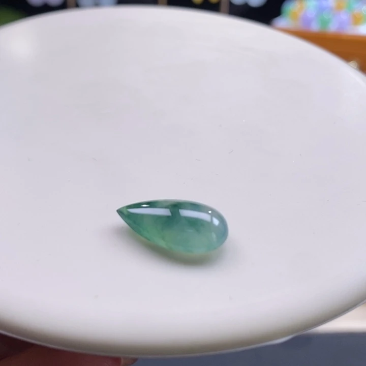翡翠颈饰未镶嵌翡翠冰飘绿花水滴