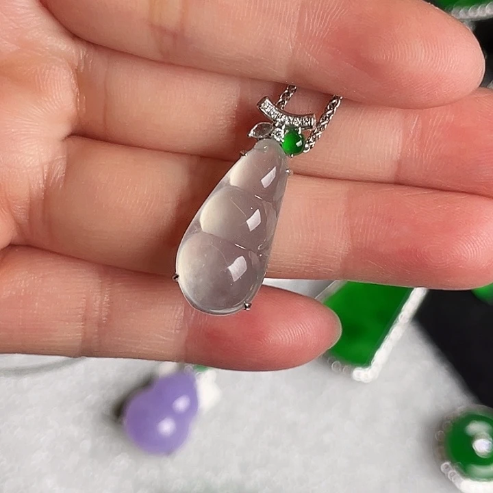 翡翠18K金镶嵌颈饰吊坠