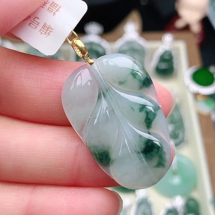 颈饰18K金镶嵌翡翠吊坠