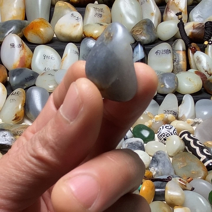 和田玉未镶嵌颈饰吊坠