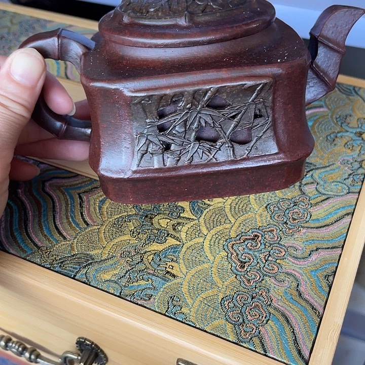 茶壶紫泥原矿泥料手工制作的一把紫砂壶。