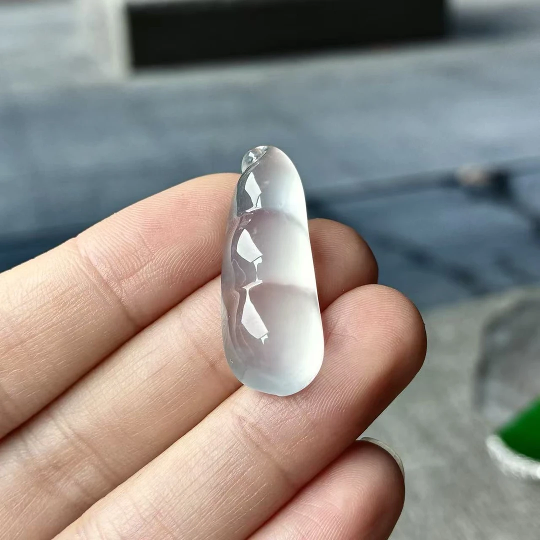 天然a货缅甸翡翠自然光尺寸30.9/11.3/6.6高冰福豆吊坠,白皙细腻