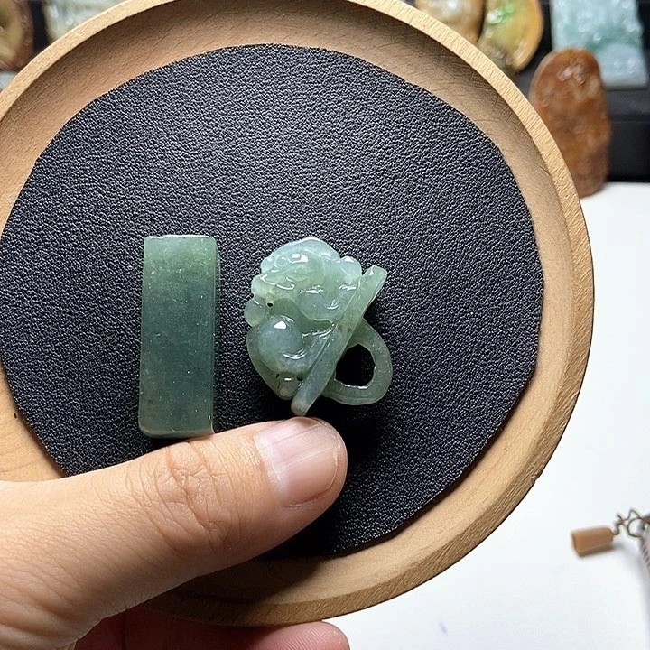 叶***雨翡翠挂件未镶嵌翡翠a货