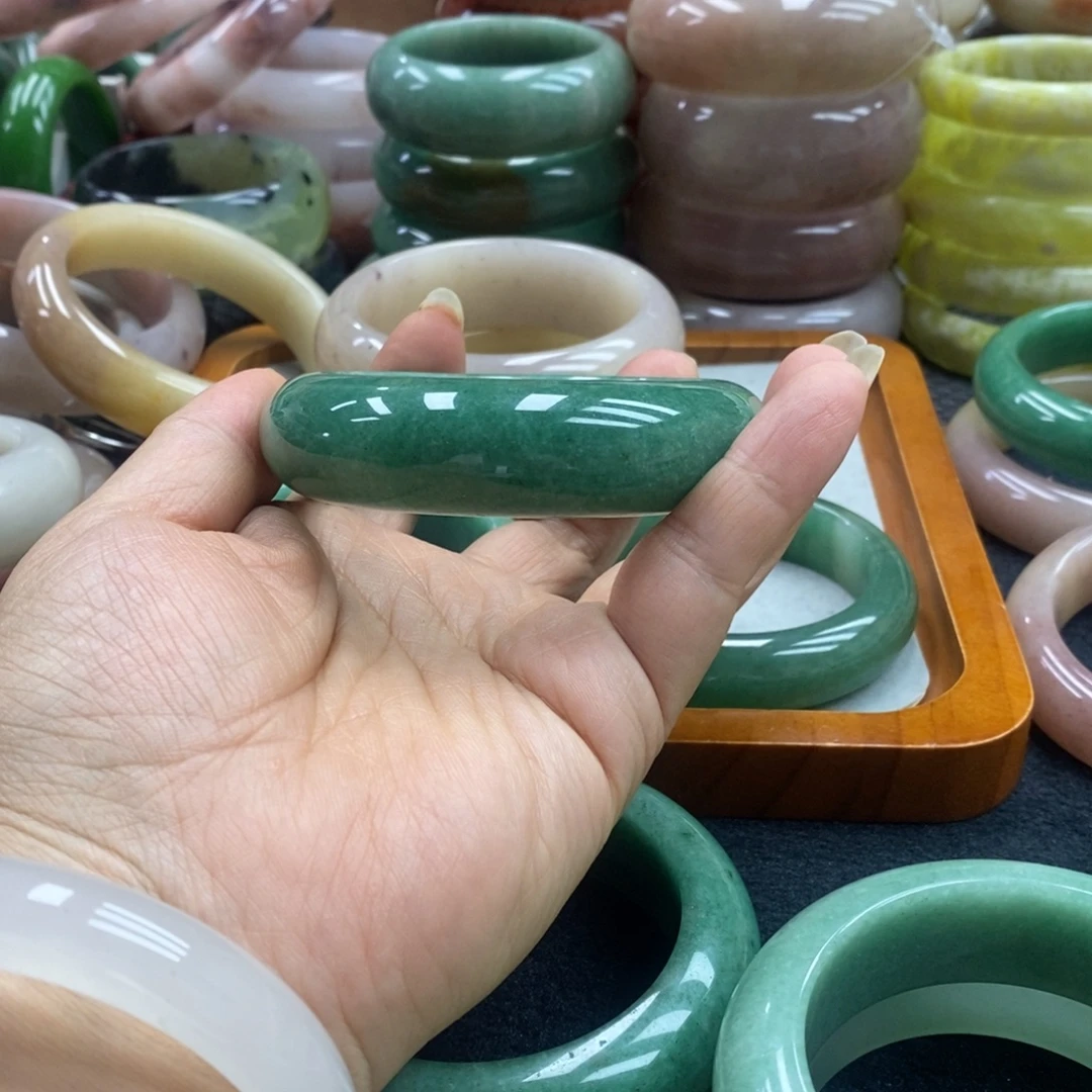 茉***莉未镶嵌手镯石英质玉