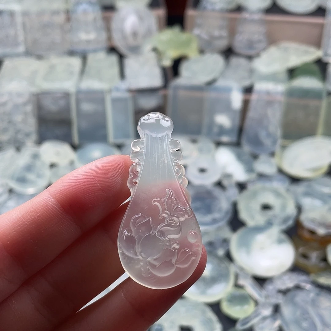 岫玉未镶嵌颈饰琵琶