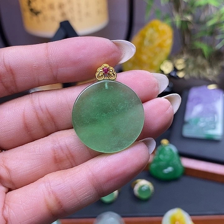 翡翠未镶嵌吊坠(赠链)