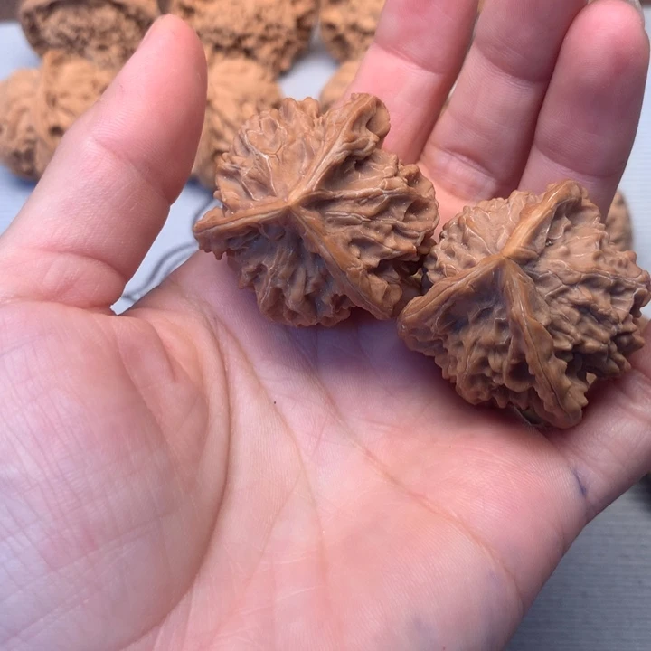 多***憶把件文玩核桃三棱