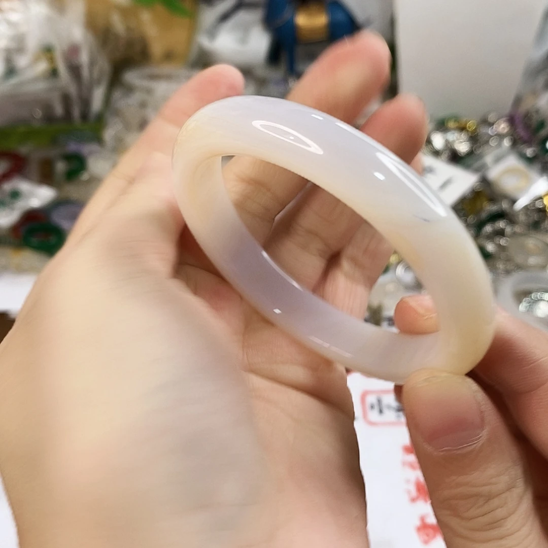 玛瑙/玉髓未镶嵌手镯A652。54.8圈。 瑕