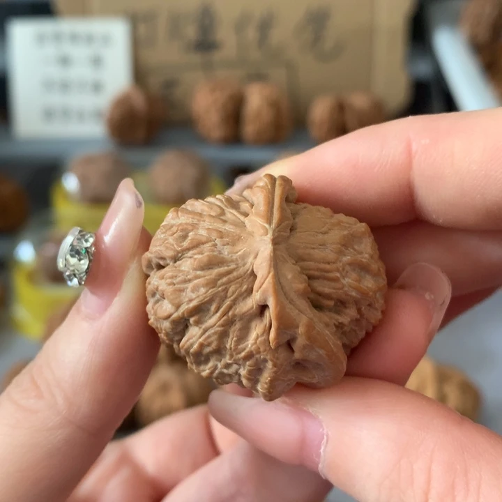 蓝***际吊坠文玩核桃异形单只，有瑕疵