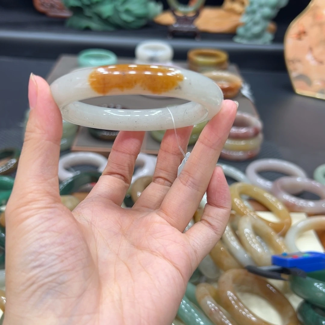 ****斤石英质玉手镯未镶嵌